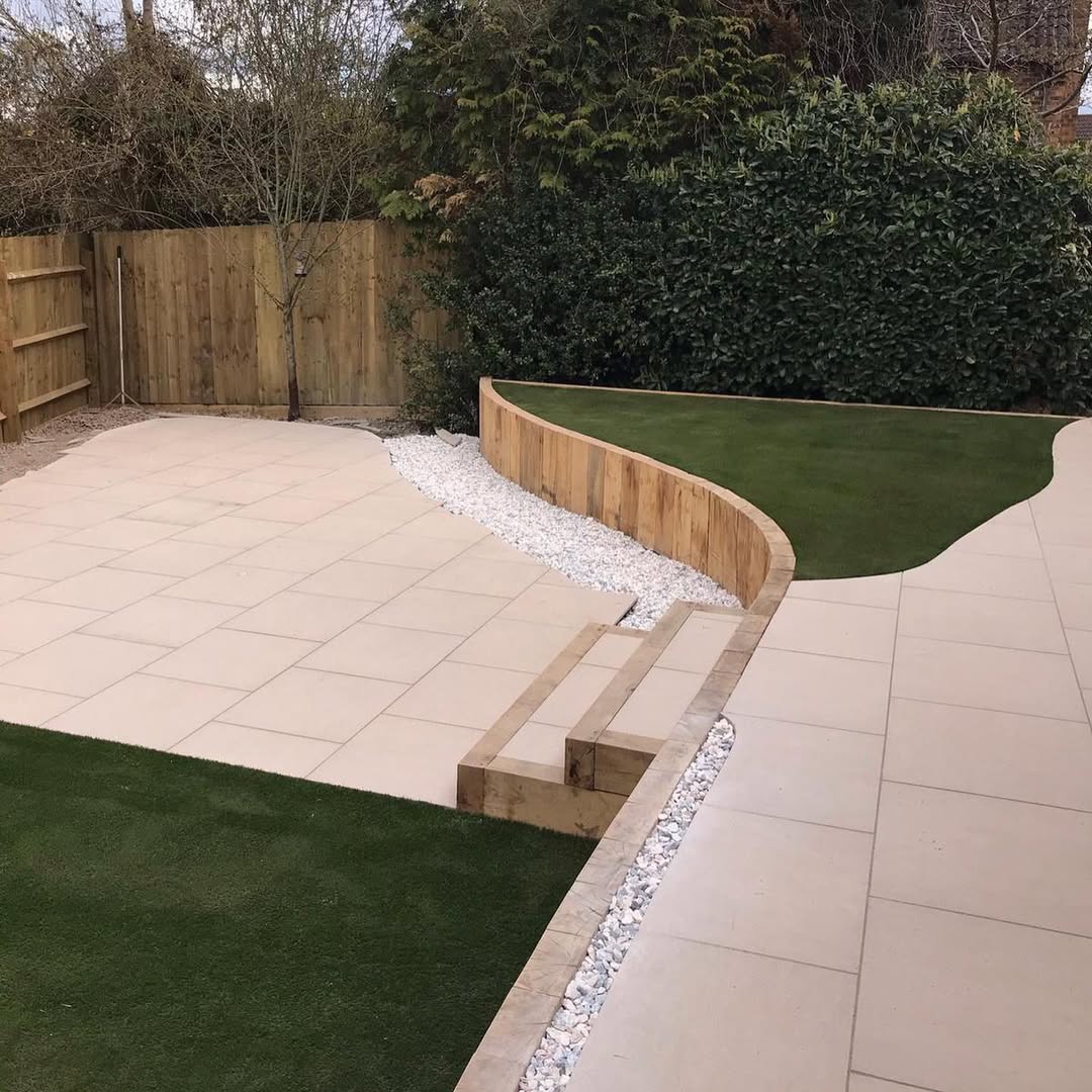 A Low-Maintenance Travellers' Garden