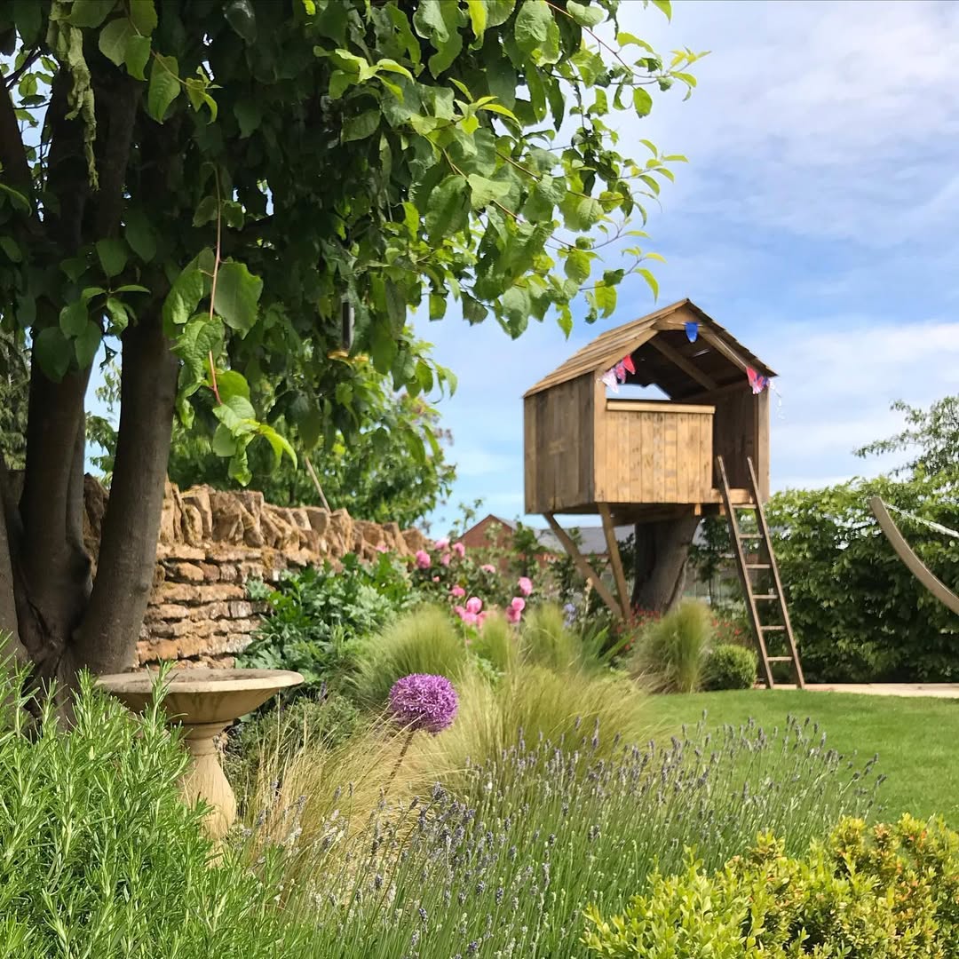 A Reclaimed-Pallet Treehouse Den