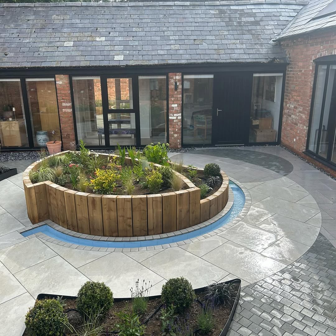 Tiered sleeper planter with the rill curving around it