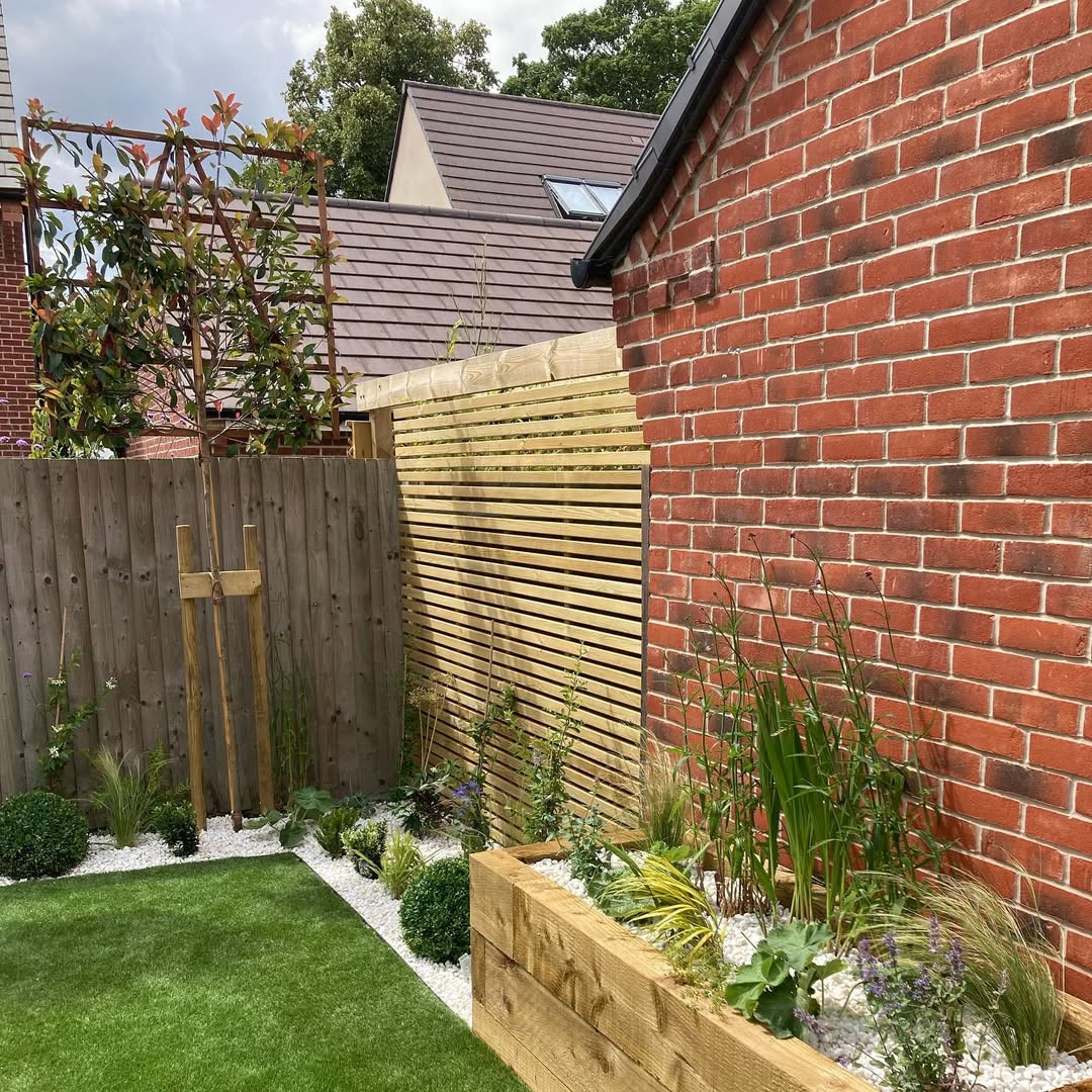 Slatted screen, raised planter and soft planting